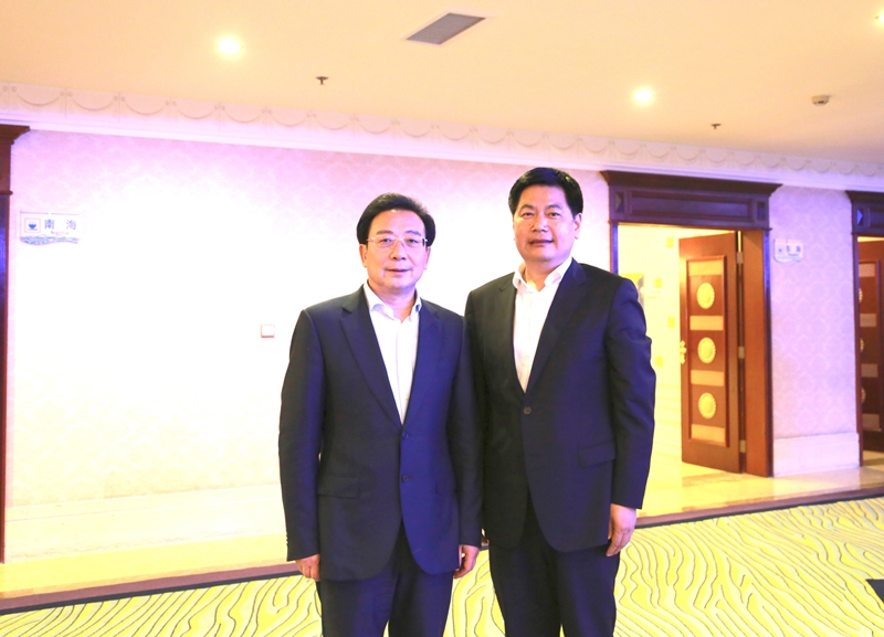 1460944804863199.jpg 德陽(yáng)市委書記蒲波與四川現(xiàn)代教育集團(tuán)董事長(zhǎng)蘇華親切合影_副本.jpg