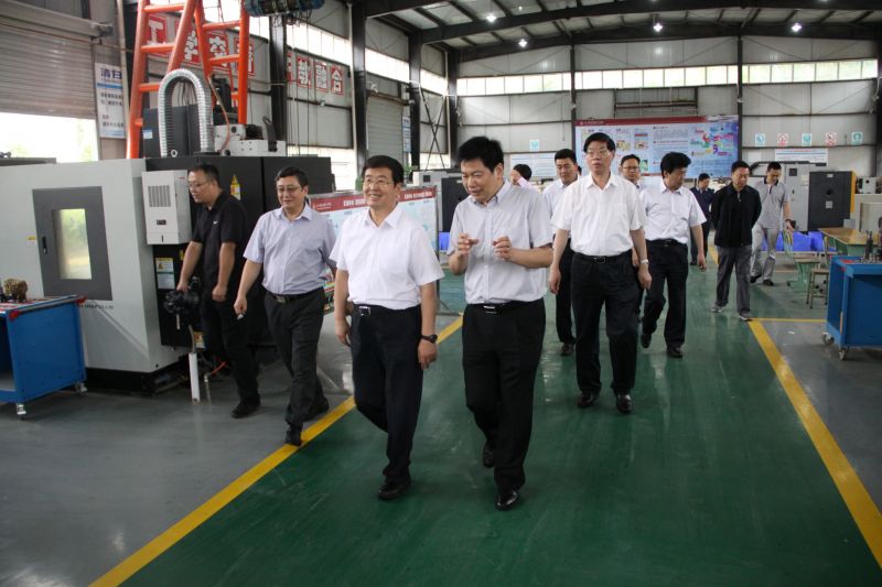 1472722676499706.jpg 中央統戰部副部長、國家民委主任、黨組書記巴特爾、省委常委、統戰部部長崔保華,州委書記林書成,州委副書記、州長羅涼清、中央統戰部七局局長沈陽,國家民委辦公廳主任張京澤、研究室主任石玉鋼,省委統戰部副部長、省民宗委主任姚斌參加調研 (3).JPG