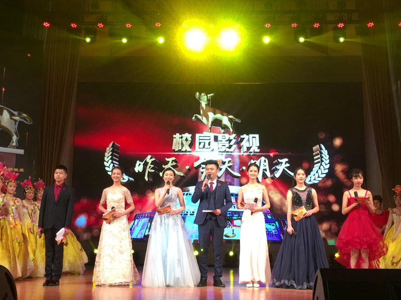 1545116473161967.jpg 楊婧懿同學(右三)主持“全國第十五屆中小學校園影視評選活動”頒獎典禮.jpg