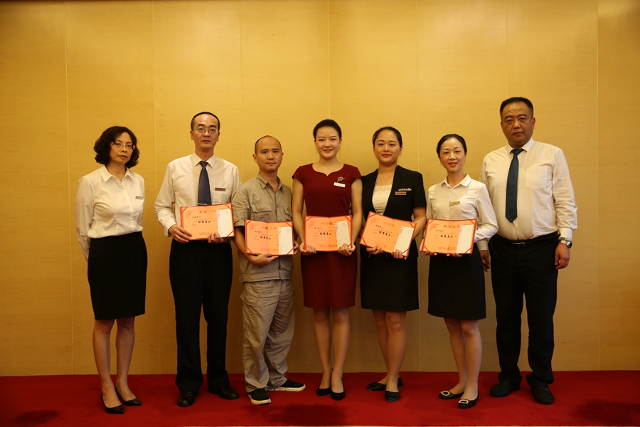 蜀徽大酒店舉行2018—2019年度集團優秀員工頒獎儀式.jpg