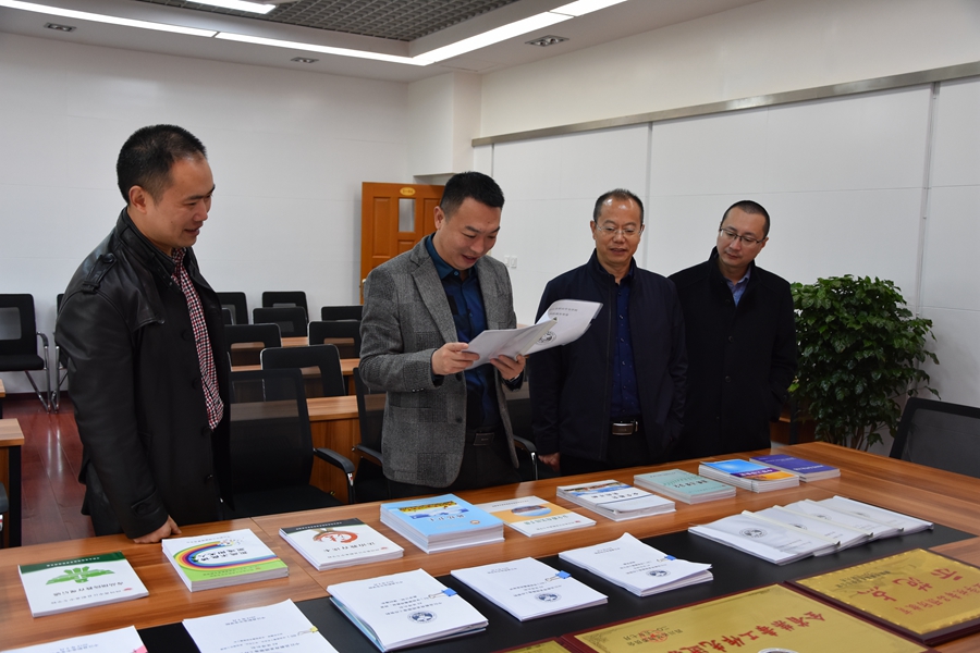 1574215154848956.jpg 中江縣領導到中江職中檢查指導毒品預防教育工作.JPG