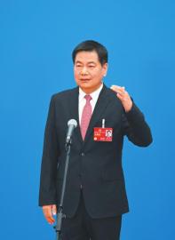 1678247643501614.jpg 3月7日,“委員通道”集體采訪活動上,住川全國政協委員蘇華接受媒體采訪。 新華社記者 陳曄華 攝.jpg