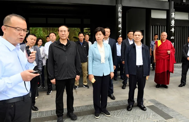 考察組在世園會主會場中華園藝展區成都園聽取有關情況介紹。記者 姜寒冬 攝.jpg