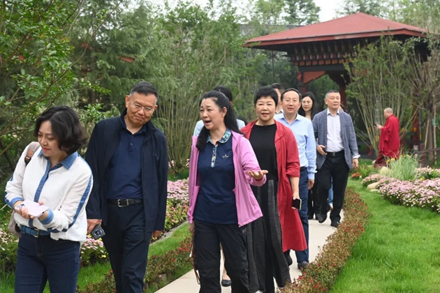 考察組在世園會國際園藝展區考察。記者 姜寒冬 攝.jpg