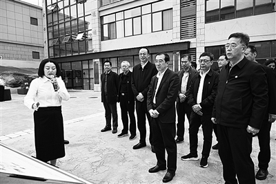 1716339866634981.jpg 1、調研組在四川省雅安市漢源縣調研大學生電商直播創業項目以及就業援助吸納帶動就業情況。.jpg