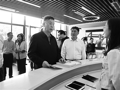 1716339898573464.jpg 2、調研組在四川省雅安市漢源縣調研大學生電商直播創業項目以及就業援助吸納帶動就業情況。.jpg