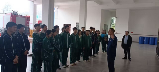 1732068645845401.jpg 中江職中消防志愿者到縣消防大隊進行消防體驗活動1.jpg