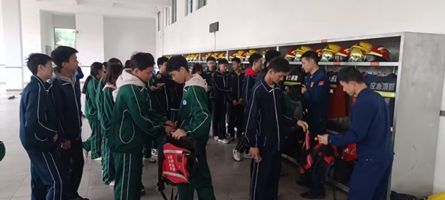 1732068653483941.jpg 中江職中消防志愿者到縣消防大隊進行消防體驗活動2.jpg