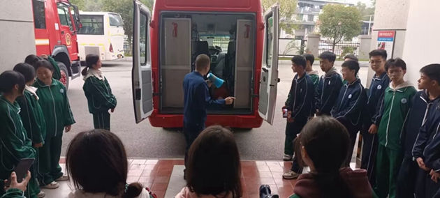 1732068662555761.jpg 中江職中消防志愿者到縣消防大隊進行消防體驗活動3.jpg