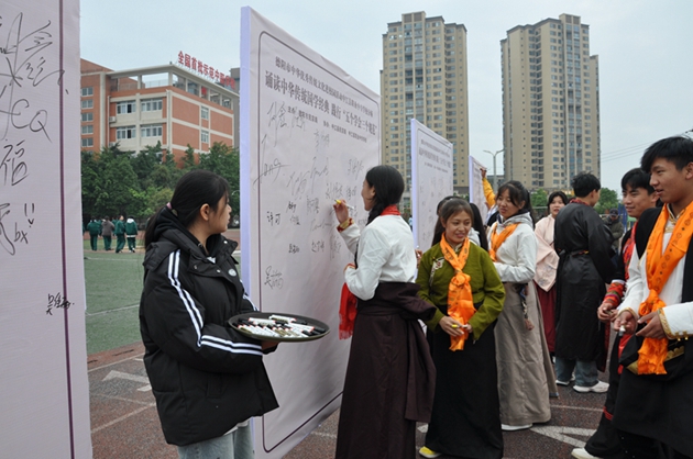 1732585152169158.jpg 誦讀中華傳統國學經典,踐行“五個學會三個規范”3.jpg